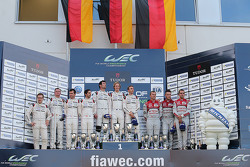 Podium: 1. Timo Bernhard, Mark Webber, Brendon Hartley, Porsche Team; 2. Romain Dumas, Neel Jani, Ma