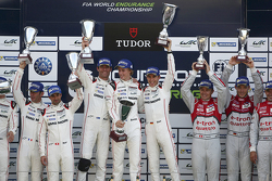 领奖台:保时捷Timo Bernhard, Mark Webber, Brendon Hartley车组, 第二名保时捷Romain Dumas, Neel Jani, Marc Lieb车组,第三名奥迪Marcel Fässler, Andre Lotterer, Benoit Tréluyer车组