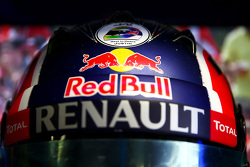 Justin Wilson pegatina en el casco de Daniil Kvyat, Red Bull Racing