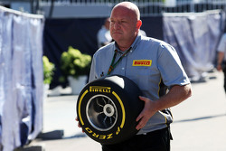 Ein Pirelli-Ingenieur mit einem Reifen
