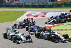 Nico Rosberg, de Mercedes AMG F1 W06 y Sergio Pérez, Sahara Force India F1 VJM08 en el inicio de la