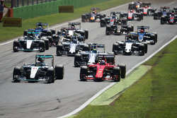 Lewis Hamilton, Mercedes AMG F1 W06 en Sebastian Vettel, Ferrari SF15-T bij de stat