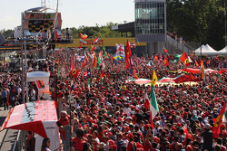 Tifosi sotto al podio