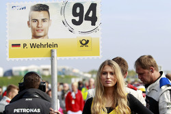 Gridgirl von Pascal Wehrlein, HWA AG, Mercedes-AMG C63 DTM