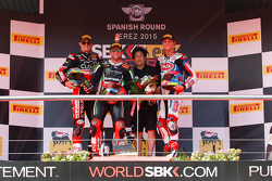 Podio Gara 1: il secondo, Chaz Davies, Ducati Team, il vincitore Tom Sykes, Kawasaki, e il terzo, Mi