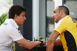 Toto Wolff, Mercedes-Sportchef, mit Cyril Abiteboul, Renault Sport F1, Geschäftsführer