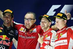 Podio: il vinctore Sebastian Vettel, Ferrari, il secondo classificato Daniel Ricciardo, Red Bull Rac