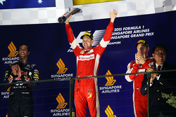 Sebastian Vettel, Ferrari festeggia la vittoria sul podio