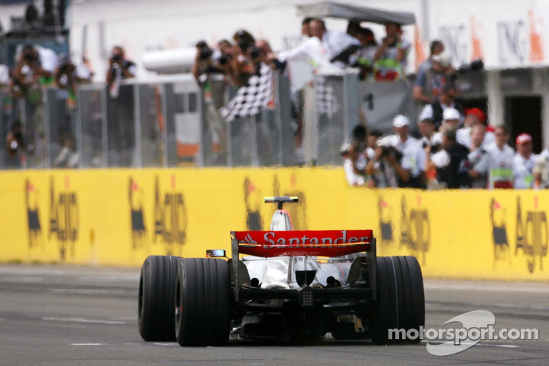 Переможець Льюіс Хемілтон, McLaren Mercedes, MP4-22