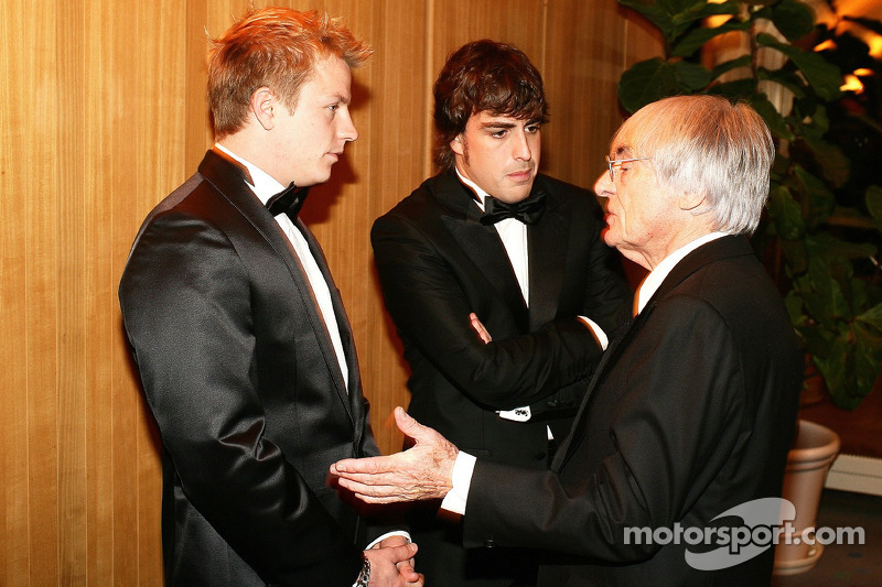 Pembalap Formula 1 Kimi Raikkonen dan Fernando Alonso bersama Bernie Ecclestone