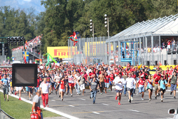 Fans op het circuit, rennen naar het podium