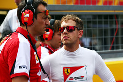Sebastian Vettel, Ferrari con Riccardo Adami, Ingegnere di Pista Ferrari sulla griglia