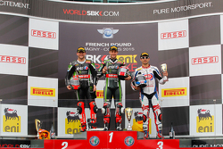 Podio Carrera 1: el segundo lugar Tom Sykes, Kawasaki, ganador Jonathan Rea, Kawasaki, y el tercer l
