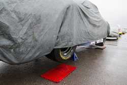 Autos con la cubierta para la lluvia en el pit lane
