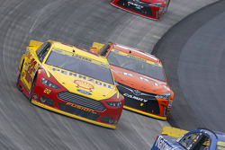 Joey Logano, Team Penske Ford; Carl Edwards, Joe Gibbs Racing Toyota