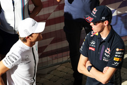 Nico Rosberg, Mercedes AMG F1 con Daniil Kvyat, Red Bull Racing