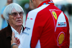 (da sx a dx): Bernie Ecclestone, con Maurizio Arrivabene, Team Principal Ferrari