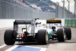 Lewis Hamilton, de Mercedes AMG F1 W06 pegado detrás de Marcus Ericsson, Sauber C34 en la salida de