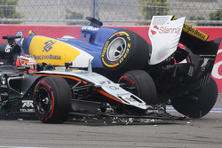 Nico Hülkenberg, Sahara Force India F1 VJM08, und Marcus Ericsson, Sauber F1 Team, kollidieren am St