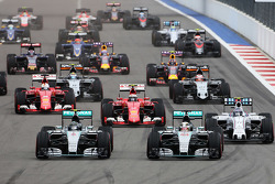 Start: Nico Rosberg, Mercedes AMG F1 vor Teamkollege Lewis Hamilton, Mercedes AMG F1