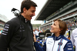 Toto Wolff, Mercedes-Sportchef, mit Claire Williams, Williams, stellvertretende Teamchefin, in der S