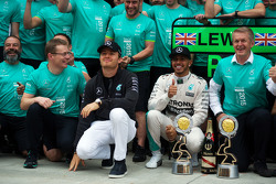 Ganador de la carrera Lewis Hamilton, Mercedes AMG F1 celebra con compañero de equipo Nico Rosberg,