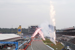 Mattias Ekström, Audi Sport Team Abt Sportsline, Audi A5 DTM, sieht die Zielflagge