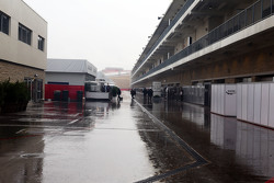 Un paddock húmedo y lluvioso