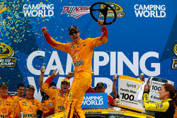 Winner Joey Logano, Team Penske Ford