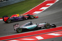 Lewis Hamilton, Mercedes AMG F1 W06, mit Ausrutscher; Daniil Kvyat, Red Bull Racing RB11, geht vorbe