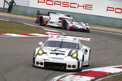 #92 Porsche Team Manthey Porsche 911 RSR: Frédéric Makowiecki, Patrick Pilet