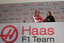 Esteban Gutiérrez und Gene Haas bei der Fahrervorstellung des Haas F1 Teams