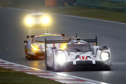 #17 Porsche Team Porsche 919 Hybrid: Timo Bernhard, Mark Webber, Brendon Hartley