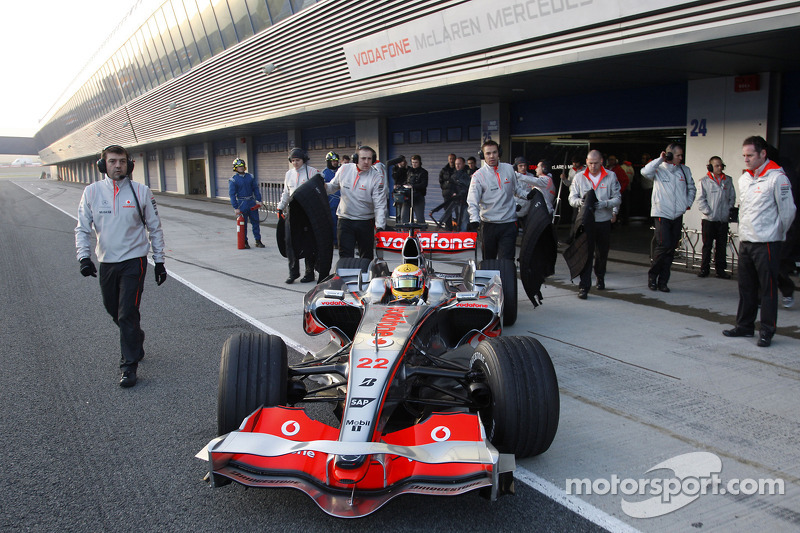 Lewis Hamilton test ediyoryeni McLaren Mercedes MP4-23
