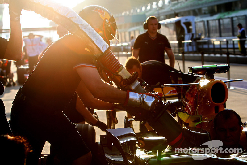 Kru pit Red Bull berlatih mengisi bahan bakar F1 (2008)
