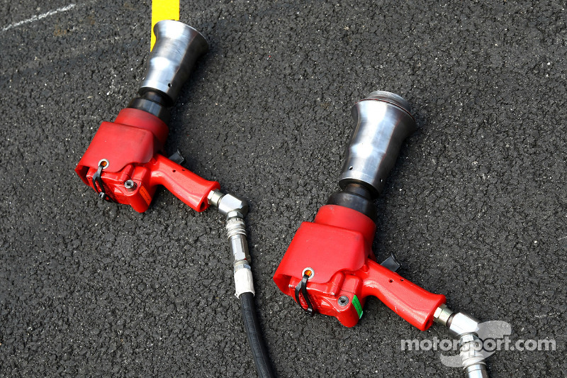 Wheel nut guns at Spanish GP