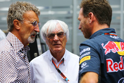 (L naar R): Eddie Jordan, BBC Television Pundit met Bernie Ecclestone, en Christian Horner, Red Bull