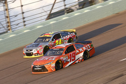 Jeff Gordon, Hendrick Motorsports Chevrolet; Carl Edwards, Joe Gibbs Racing Toyota