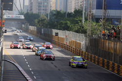 罗伯·荷夫,本田Civic TCR,西海岸车队;领先霍尔迪·吉恩,西雅特Leon,Craft-Bamboo LUKOIL车队,以及斯蒂法诺·科密尼,西雅特Leon,目标竞技车队