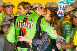 Victory-Lane: 1. und Champion NASCAR Sprint-Cup 2015: Kyle Busch, Joe Gibbs Racing Toyota, beim Feie