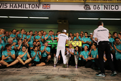Secondo posto Lewis Hamilton, Mercedes AMG F1 festeggia con il team