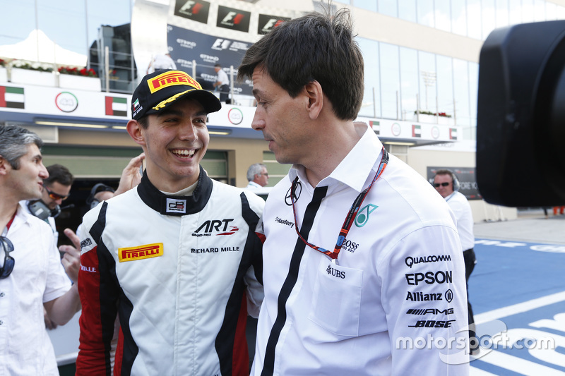 Esteban Ocon avec son père et Toto Wolff après son titre en GP3 en 2015