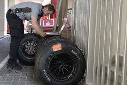 Un ingegnere con gli pneumatici Pirelli