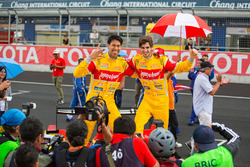 Sieger Sean Gelael und Antonio Giovinazzi