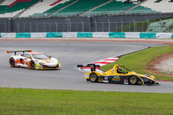#69 Atlantic Racing Team, Wolf Racing GB08: Shinyo Sano, Zen Low; #3 Clearwater Racing, McLaren 650S