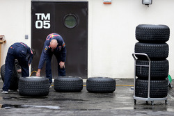 Red Bull Racing monteurs aan het werk