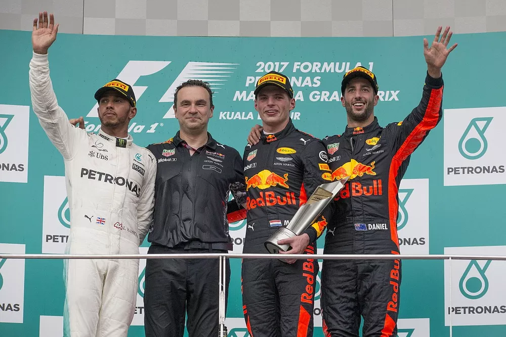 Podio: segundo clasificado, Lewis Hamilton, Mercedes AMG F1, ganador de la carrera, Max Verstappen, 