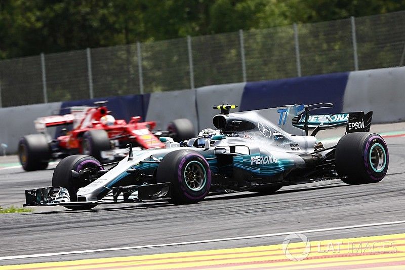 Valtteri Bottas, Mercedes AMG F1 W08; Sebastian Vettel, Ferrari SF70H