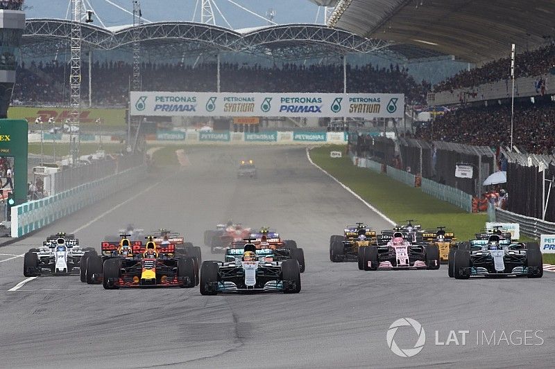 Lewis Hamilton, Mercedes AMG F1 W08, Max Verstappen, Red Bull Racing RB13, Daniel Ricciardo, Red Bull Racing RB13, Valtteri Bottas, Mercedes AMG F1 W08 at the start