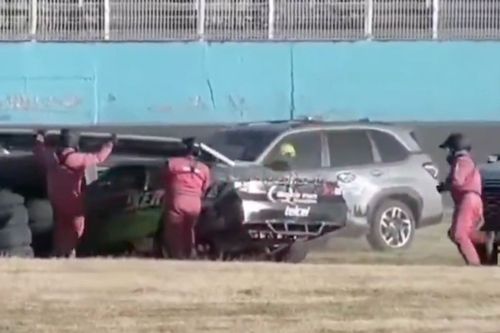 V&Iacute;DEO: Safety Car proporciona acidente bizarro na NASCAR do M&eacute;xico